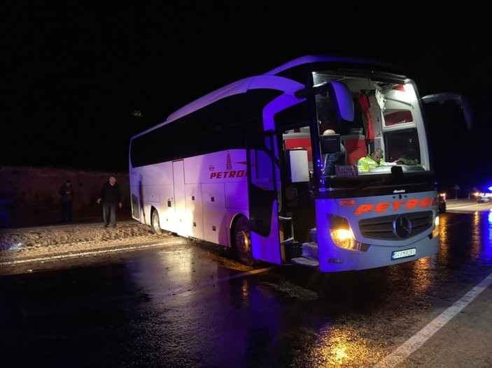 Sivas'ta yağış kaza getirdi: Yolcu otobüsü kontrolden çıktı