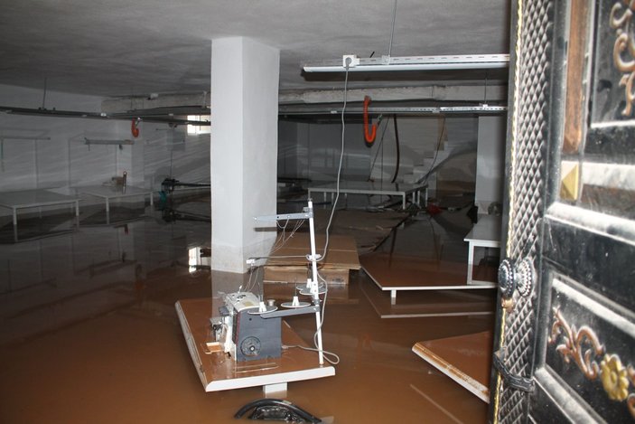 Mardin'de yağan yağmur suları evlere ve iş yerlerini bastı