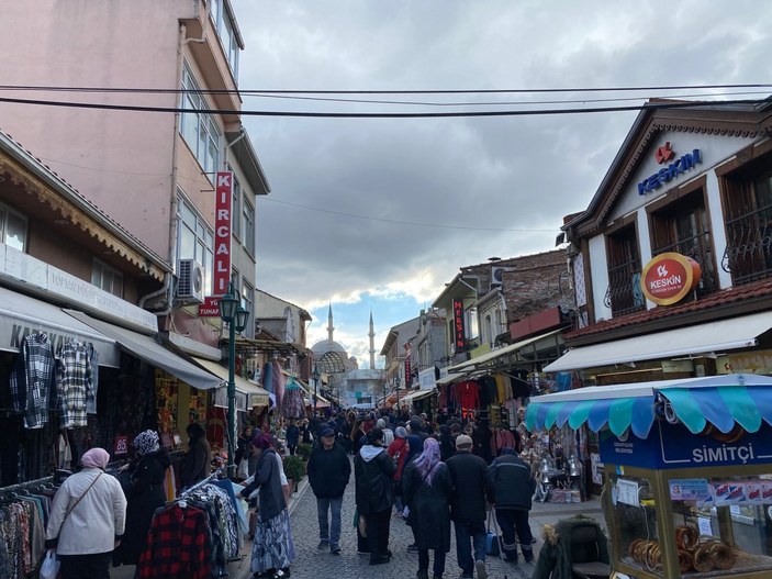 Eskişehir’de soğuk havaya rağmen alışveriş kalabalığı dikkat çekti