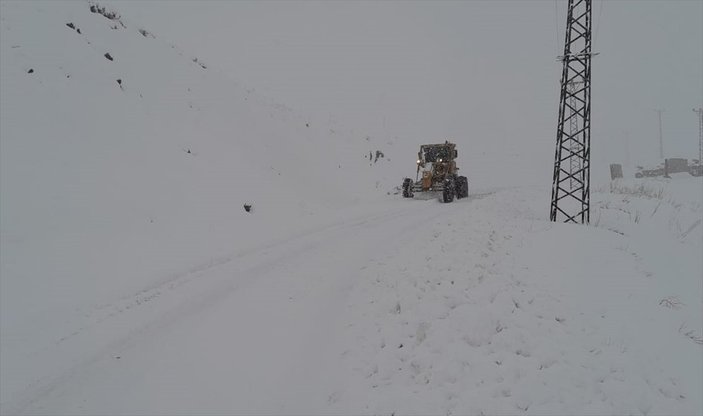 Hakkari'de kar 155 yerleşimin yolunu kapadı