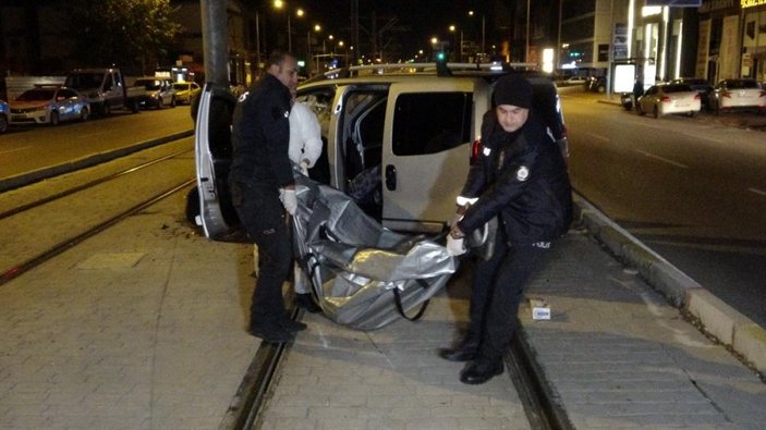 Antalya'da sürücü tramvay direğine çarptı