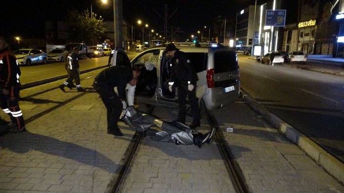 Antalya'da sürücü tramvay direğine çarptı