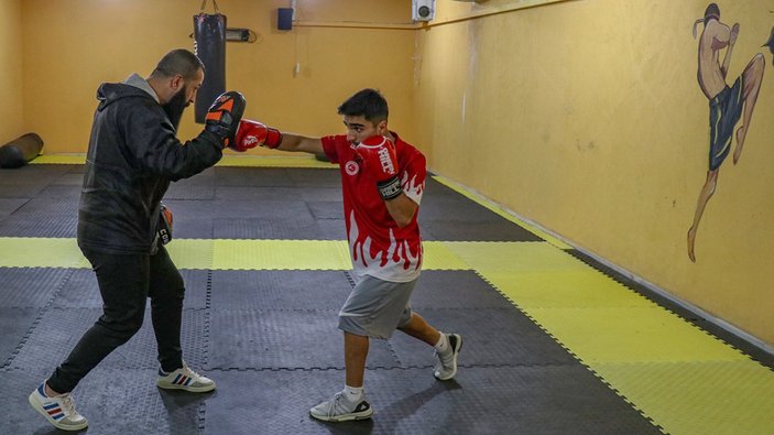 Vanlı Bedirhan, antrenmanlarını izleyerek başladığı kick boksta Avrupa şampiyonu oldu