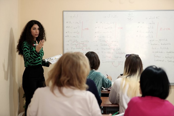 İzmir'de Rus ve Ukraynalılara Türkçe eğitimi veriliyor