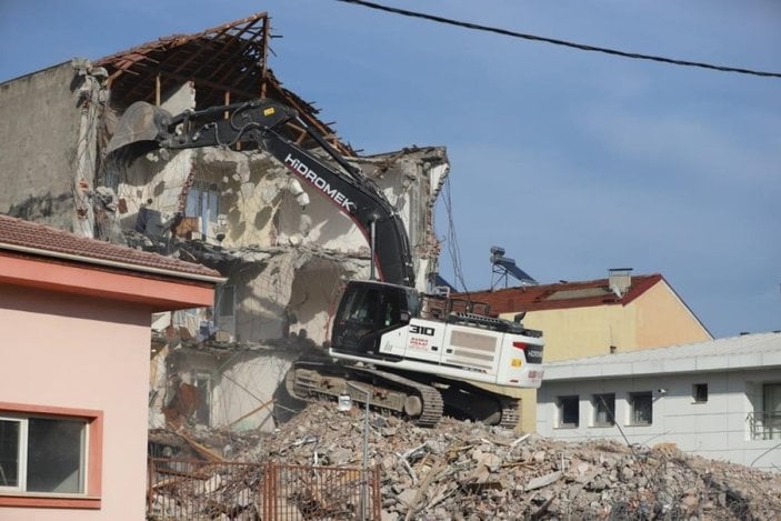 Düzce'de hasarlı binaların yıkımı sürüyor