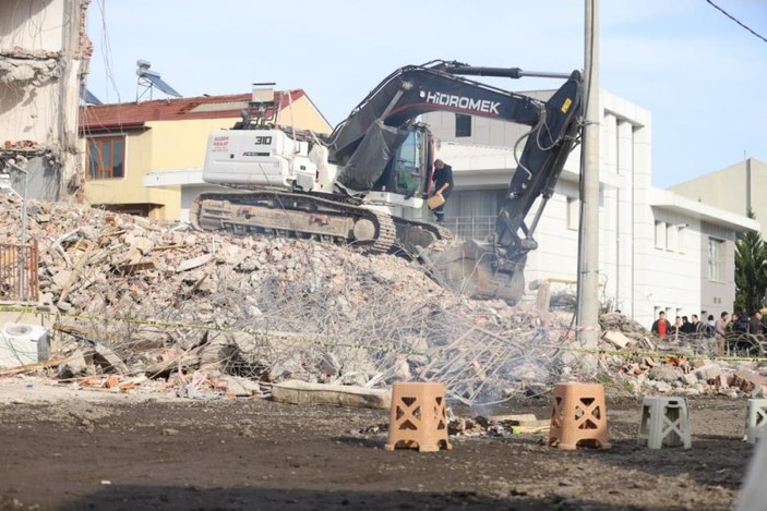 Düzce'de hasarlı binaların yıkımı sürüyor