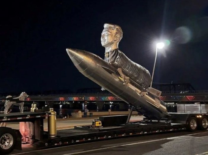 Elon Musk'ın 12 ton ağırlığındaki heykeli gündem oldu