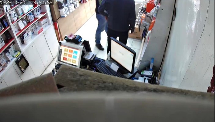 Kars'ta müşteri kılığında gelen hırsız 7 bin TL değerinde telefon çaldı