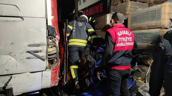 Kocaeli'de birbiriyle tartışan sürücülerin araçları çarpıştı, 5 kişi yaralandı