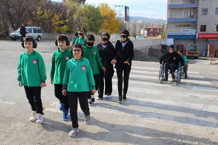 Sivas'da öğrenciler 1 saatliğine engelli oldu