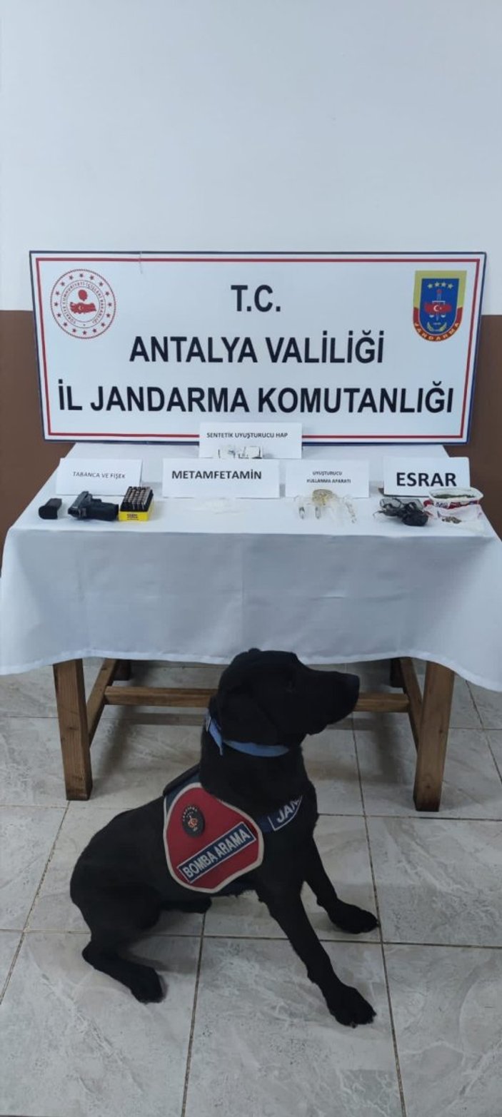 Antalya'da durdurulan araç içinden uyuşturucu çıktı