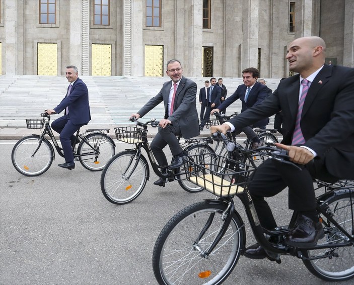 TBMM'de bisikletli günler: Bakan Kasapoğlu ve milletvekilleri tur attı