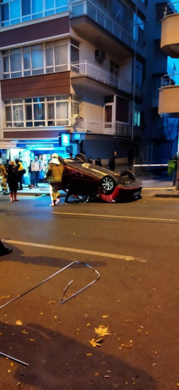 Ankara’da dikkatsiz sürücünün çarptığı otomobil takla attı