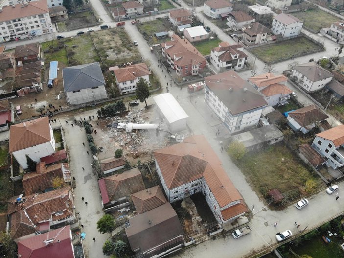 Düzce depreminde hasar gören caminin yıkımı hüzünlendirdi