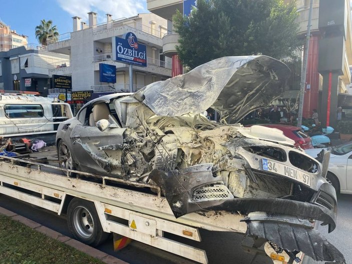 Antalya'da korkunç kaza: Ağaca çarparak durabildi