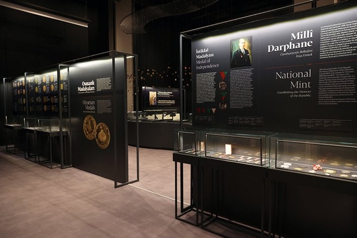 Darphanenin 555 yıllık koleksiyonu sergisinde altın ve sikke tarihi 