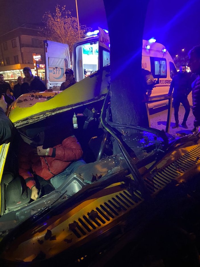 Bursa'da ağaca çarpan otomobil ikiye bölündü: 2 yaralı