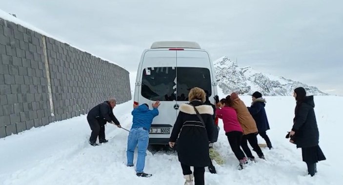 Nemrut Dağı zirvesinde mahsur kalan 14 turist kurtarıldı