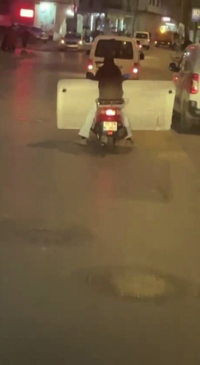 Sancaktepe’de motosikletli sürücü yatak taşıdı