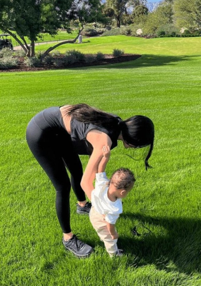 Kylie Jenner oğlunu paylaştı