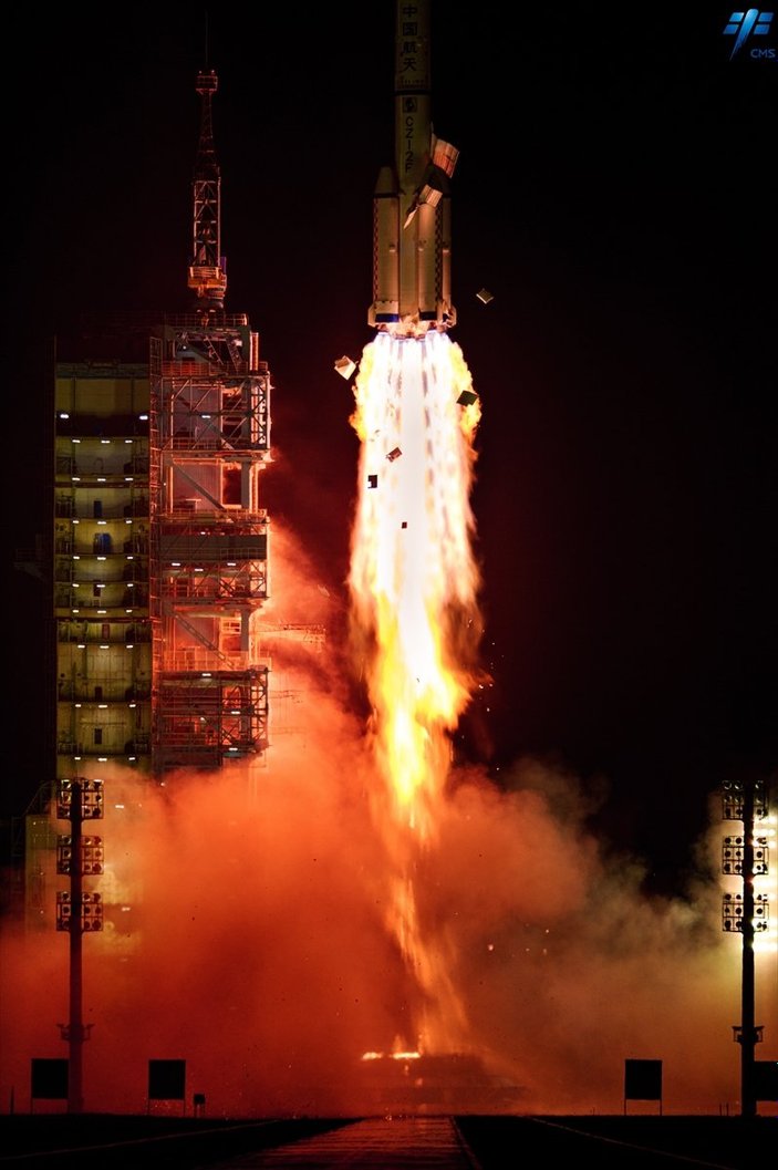 Çin'in Şincou-15 mekiği, uzay istasyonuna kenetlendi