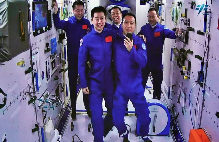 Çin'in Şincou-15 mekiği, uzay istasyonuna kenetlendi