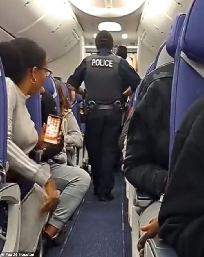 Southwest Airlines yolcusu, havada uçağın kapısını açmaya çalıştı