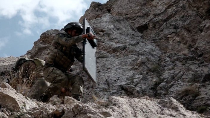 Türk askerinin, Zap bölgesinde terör inine girdiği anlar