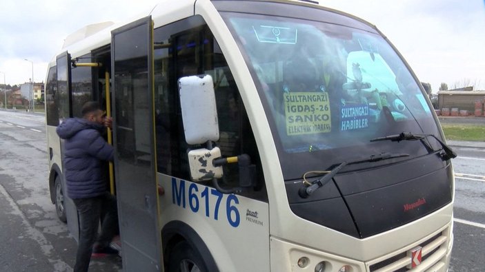 Arnavutköy'de kapısı açık minibüsten düştü 