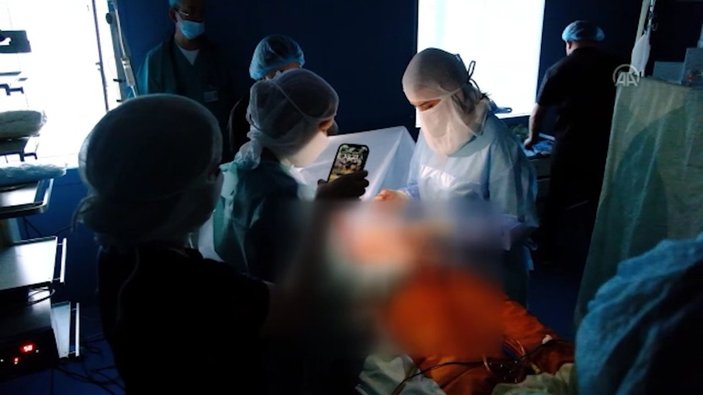 Ukrayna'da doktorlar telefon ışıklarıyla ameliyat yapıyor