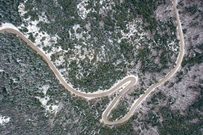 Uludağ'ın kıvrımlı yollarında yeşil ve beyaz manzara