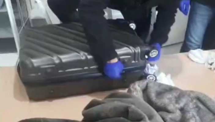 Antalya'da, evden bir valiz dolusu uyuşturucu çıktı 