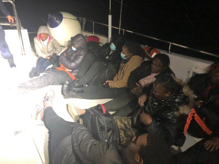 Aydın'da Yunanistan'ın ittiği 16 düzensiz göçmen kurtarıldı