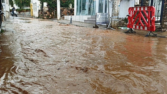 Bodrum yağmura teslim oldu: Evleri su bastı