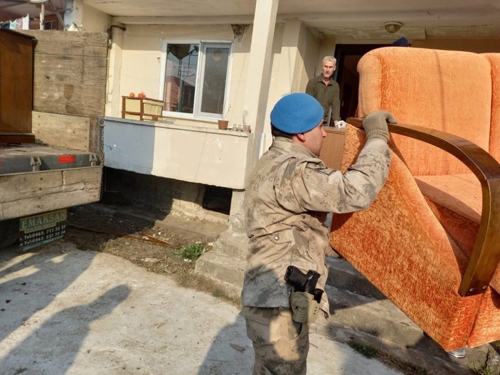Düzce'de askeri personel depremzedelere yardım etti