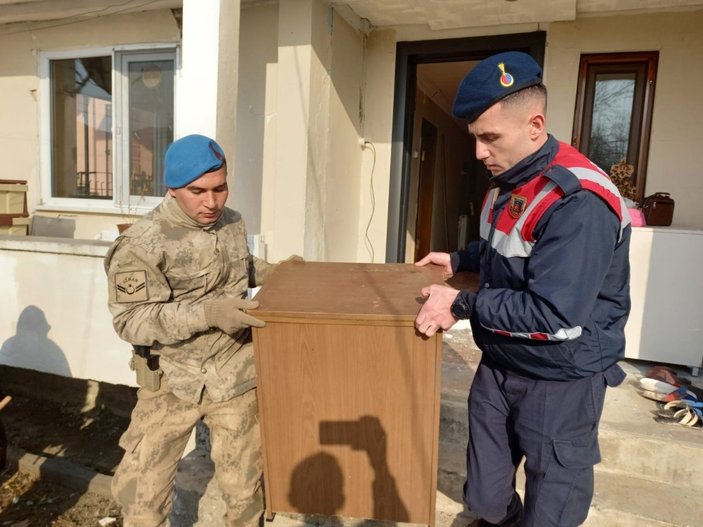 Düzce'de askeri personel depremzedelere yardım etti