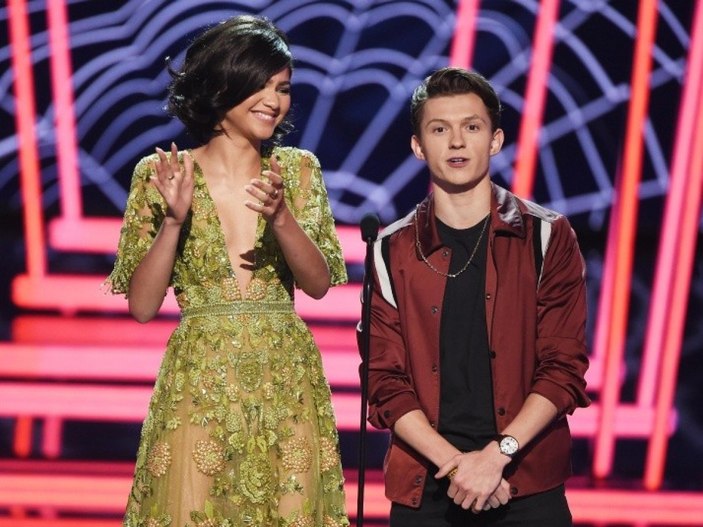 Zendaya ile Tom Holland nişanlandı