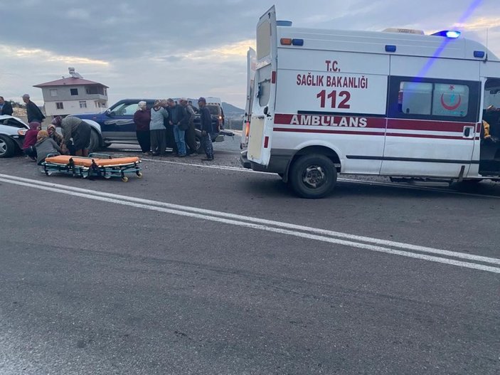 Mersin'de tarım işçilerini taşıyan kamyonetle otomobil çarpıştı: 9 yaralı