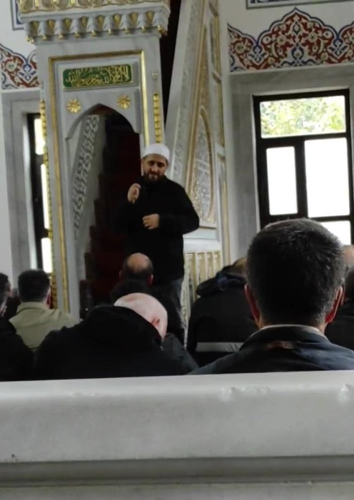 Duyma engelli vatandaşa hutbeyi işaret dili ile aktaran imam