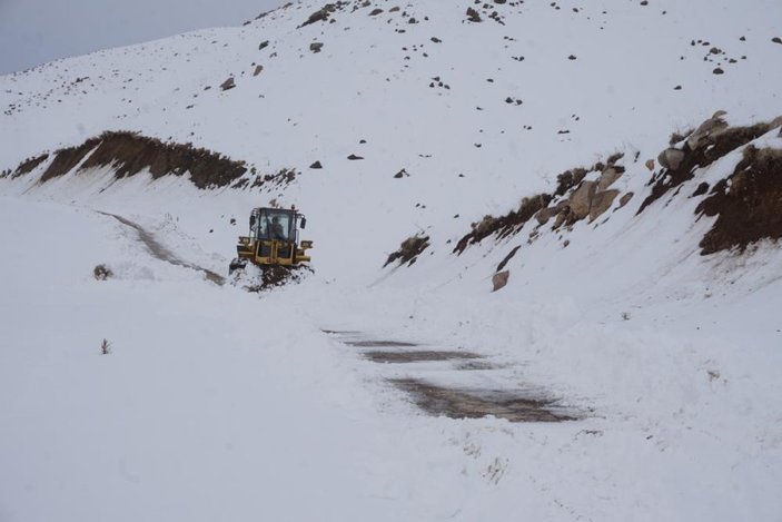 Şırnak’ta 1 metre karla mücadele sürüyor