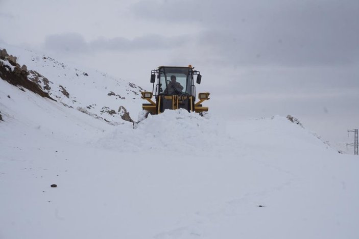 Şırnak’ta 1 metre karla mücadele sürüyor