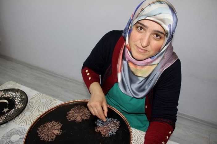 Erzincan'da bir ev hanımı, şehrin tek kadın bakır ustası oldu