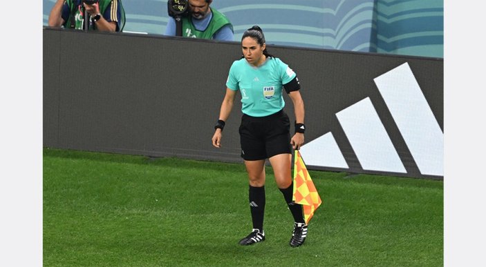 Dünya Kupası'nda ilk kez bir maçı kadın hakem yönetti