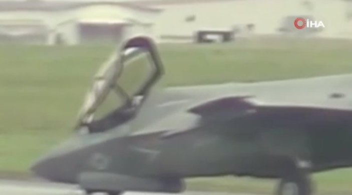 Japonya'da savaş uçağı iniş takımlarının üzerine çöktü