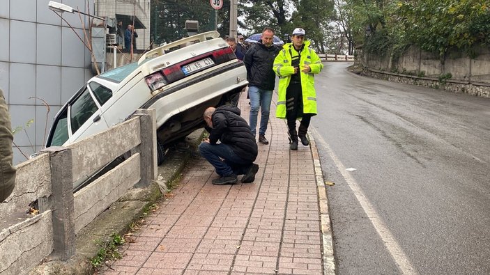 Zonguldak'ta kaza: Otomobille duvarda askıda kaldılar