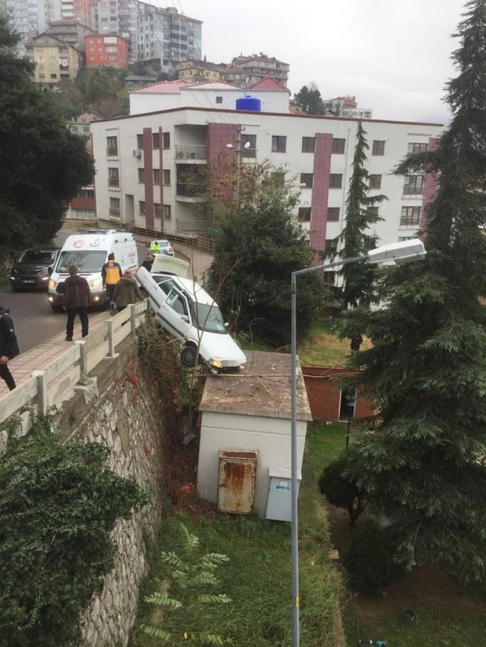 Zonguldak'ta kaza: Otomobille duvarda askıda kaldılar