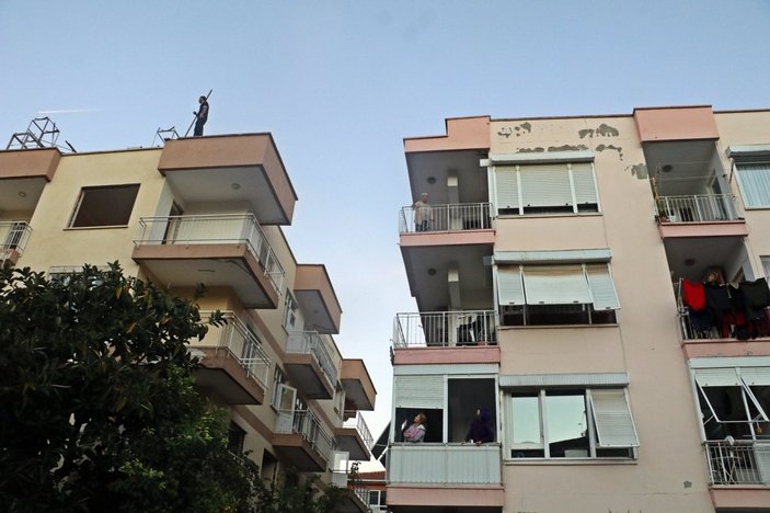 Antalya’da çatıya çıkan şahıs, herkese ecel teri döktürdü