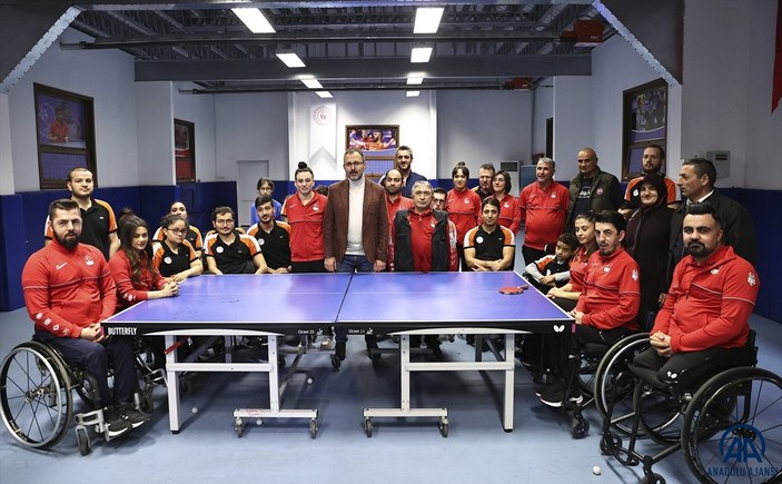 Mehmet Muharrem Kasapoğlu, bedensel engelli masa tenisçilerle buluştu