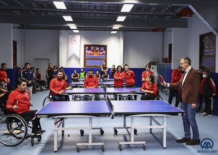 Mehmet Muharrem Kasapoğlu, bedensel engelli masa tenisçilerle buluştu