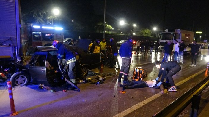 Kocaeli'de otomobil tıra arkadan çarptı: 3'ü ağır 4 yaralı